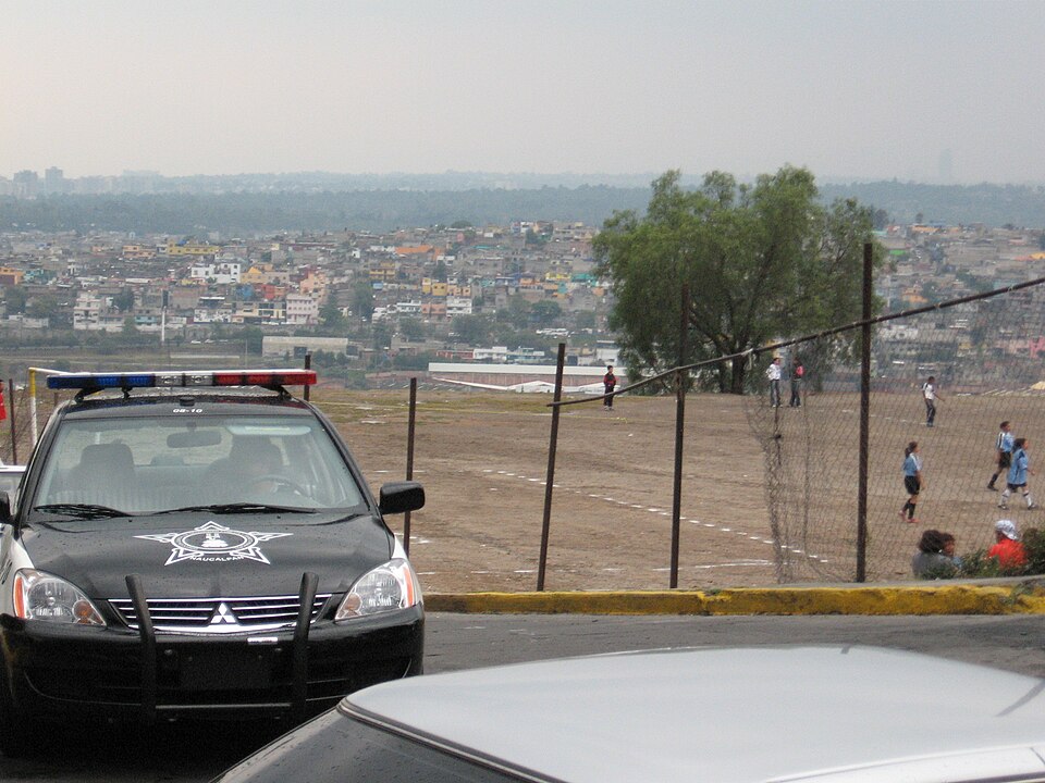 Jugador a punto de ejecutar un saque de esquina con rivales marcando de cerca