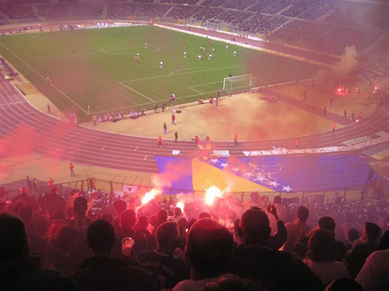 Vista aérea de un partido de fútbol en estadio lleno
