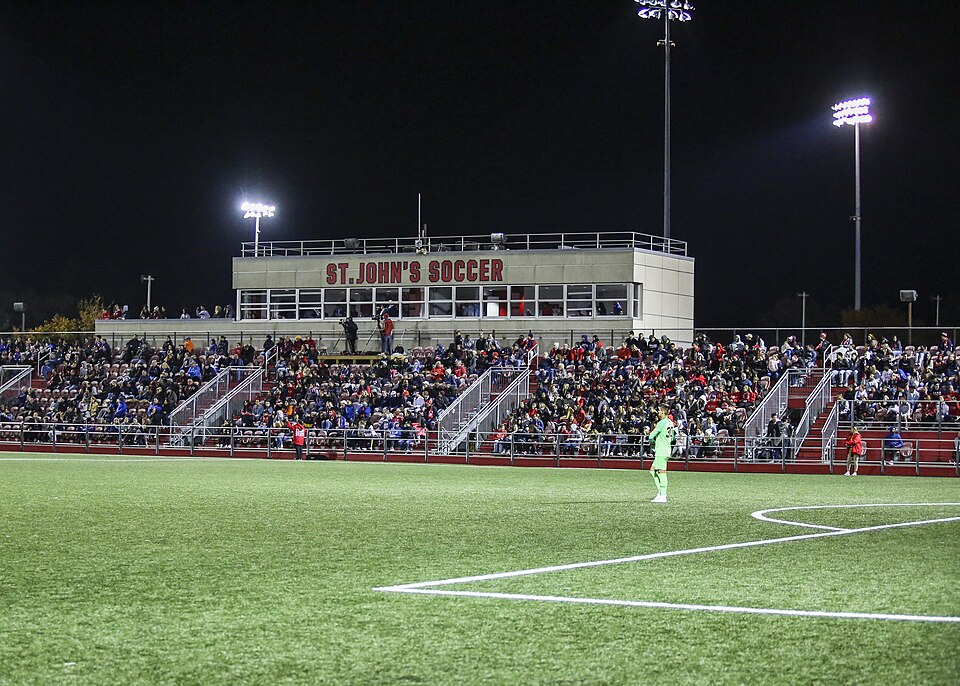 Estadio lleno durante un partido nocturno de copa internacional